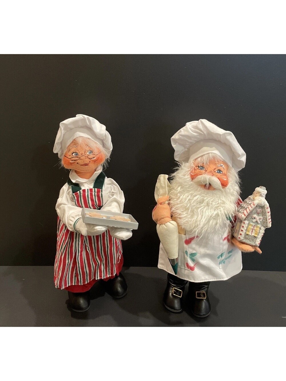 2005 Annalee Dolls Mr. & Mrs. Santa Claus Baking Cookies Gingerbread House